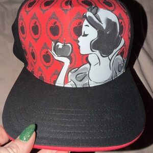 SNOW WHITE SNAP BACK CAP